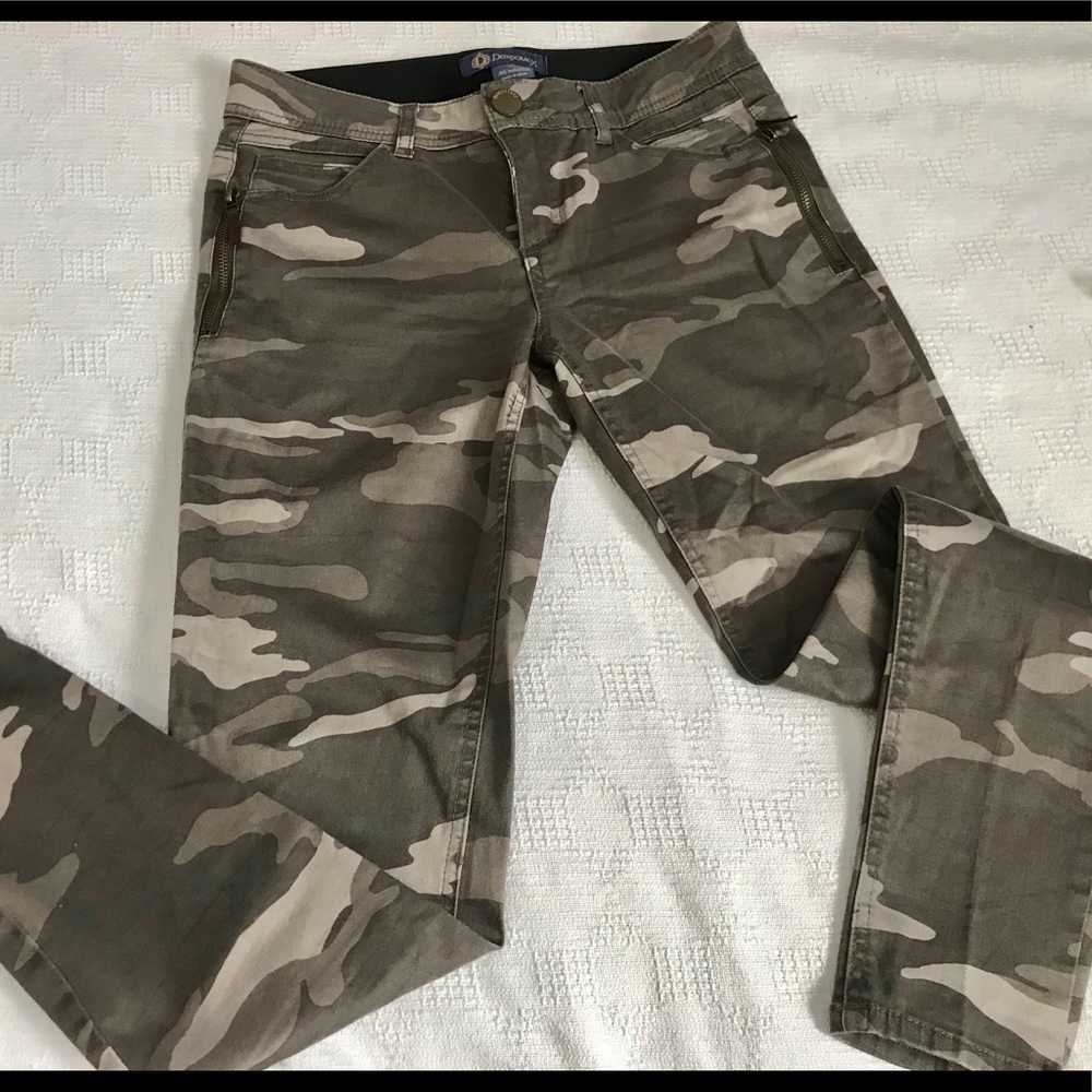 Democracy “Ab”solution stretch slim camouflage pants with great details! Size 4